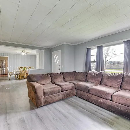Cozy Charlotte Home With Fire Pit About 6 Mi To Uptown!